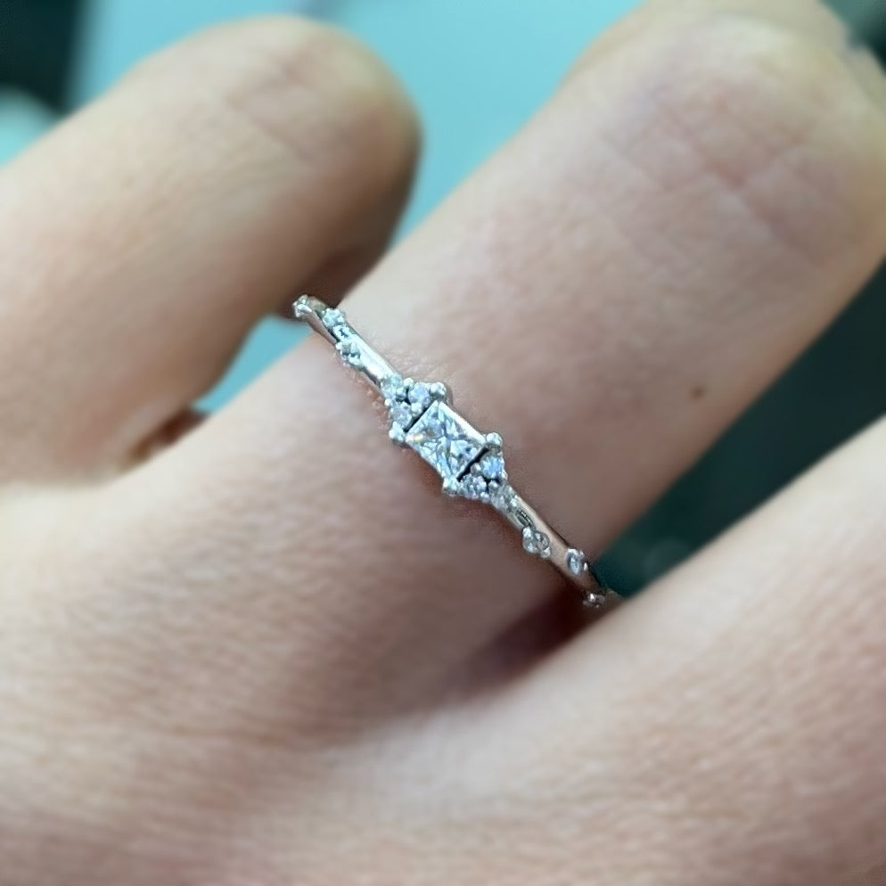 Диамантен годежен пръстен от бяло злато тънка златна халка